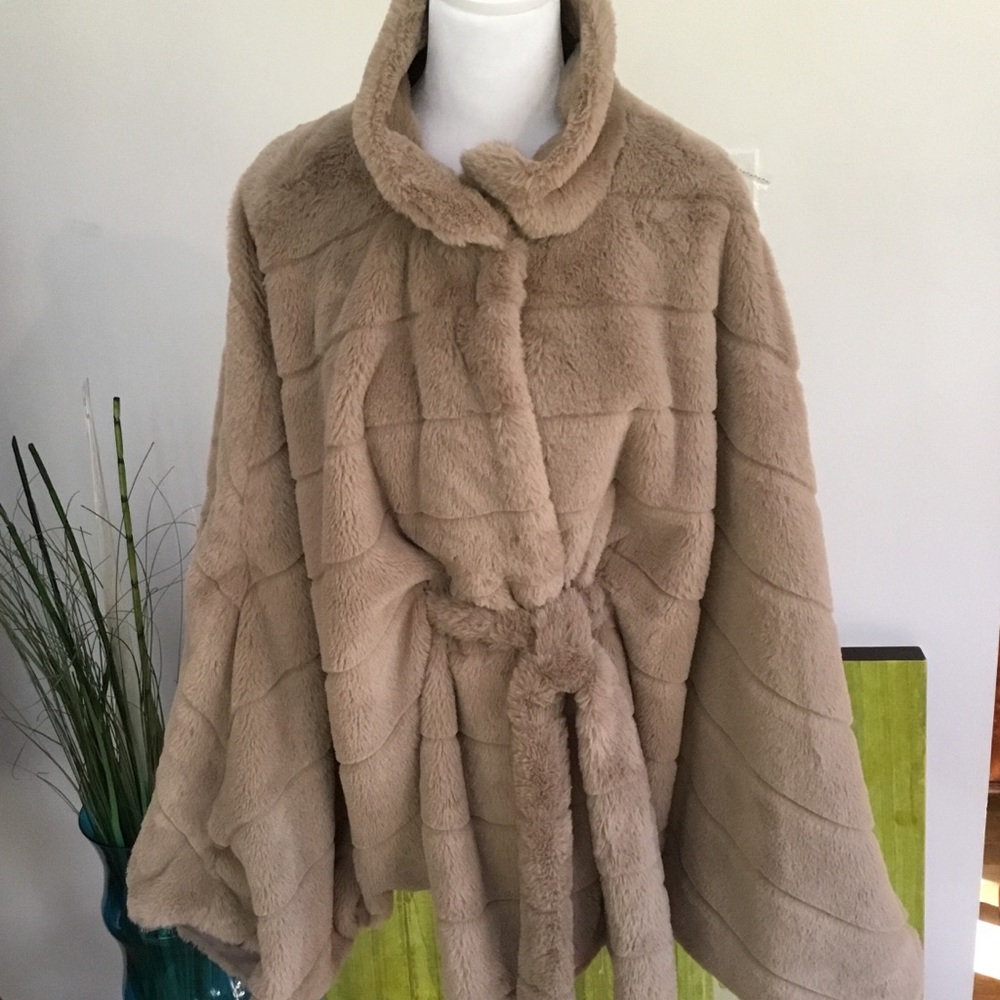 Misslook faux fur belted cape.